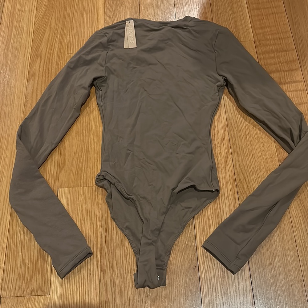 SKIMS FITS EVERYBODY LONG SLEEVE CREW NECK BODYSUIT in Oxide NEW - Picture 9 of 10